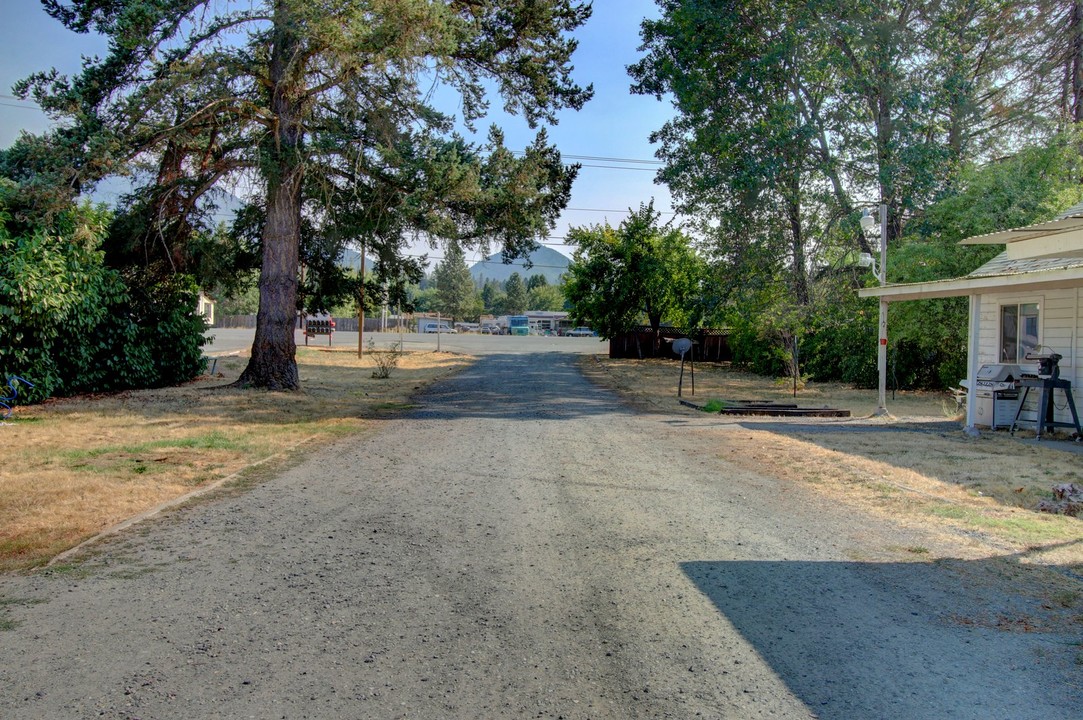 Rogue River Oasis in Grants Pass, OR - Building Photo