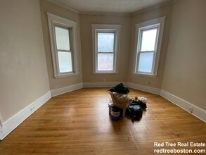 12 Douglas Ave, Unit 1 in Somerville, MA - Foto de edificio - Building Photo