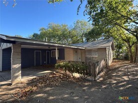 815 Burges St in Seguin, TX - Building Photo