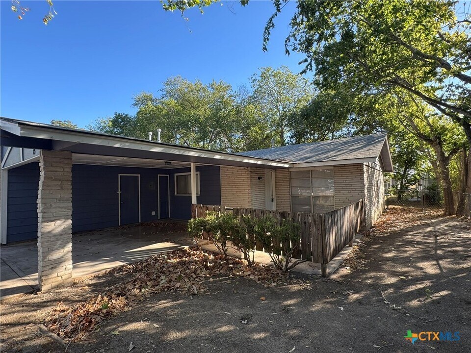 815 Burges St in Seguin, TX - Building Photo