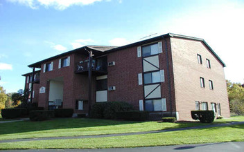 Woods Edge Condominiums in Attleboro, MA - Building Photo - Building Photo