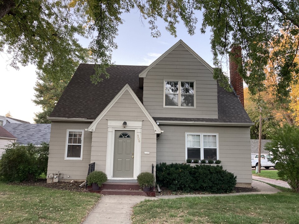 306 E 18th St, Unit 1 Bedroom 1 Bath Upstairs in Sioux Falls, SD - Building Photo