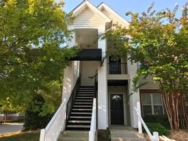 2400 Huntscroft Ln, Unit 201 in Raleigh, NC - Building Photo