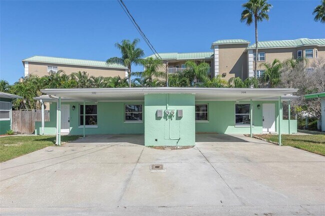 304 E Madeira Ave in Madeira Beach, FL - Building Photo - Building Photo