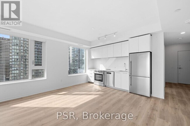 101 Roehampton Ave in Toronto, ON - Building Photo - Building Photo