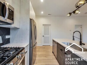 2551 W Hirsch St in Chicago, IL - Building Photo - Building Photo