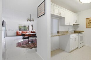 183 Lakeview Dr in Weston, FL - Building Photo