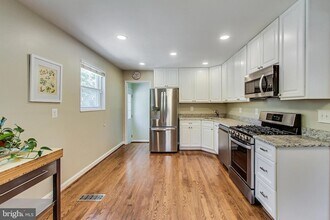 4715 Oxbow Rd in Rockville, MD - Foto de edificio - Building Photo
