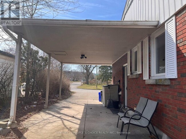 26 Larchwood Dr in St Catharines, ON - Building Photo - Building Photo