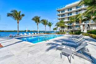 2560 S Ocean Blvd in Palm Beach, FL - Building Photo