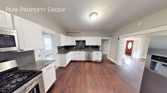 2313 Stratford Ave in Cincinnati, OH - Building Photo