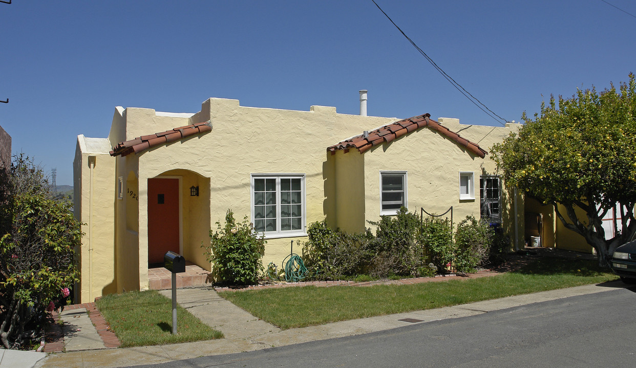 1920 Vista Del Rio in Crockett, CA - Foto de edificio