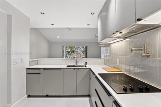 401 SE 10th St, Unit B207 in Dania Beach, FL - Building Photo - Building Photo