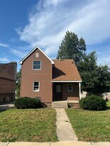 556 Slade Ave in Elgin, IL - Building Photo