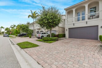 100 NW 69th Cir in Boca Raton, FL - Building Photo - Building Photo