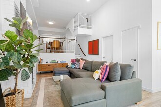 5435 Yarmouth Ave in Encino, CA - Foto de edificio - Building Photo