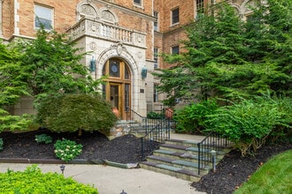 Commodore Condominiums in Louisville, KY - Foto de edificio - Building Photo