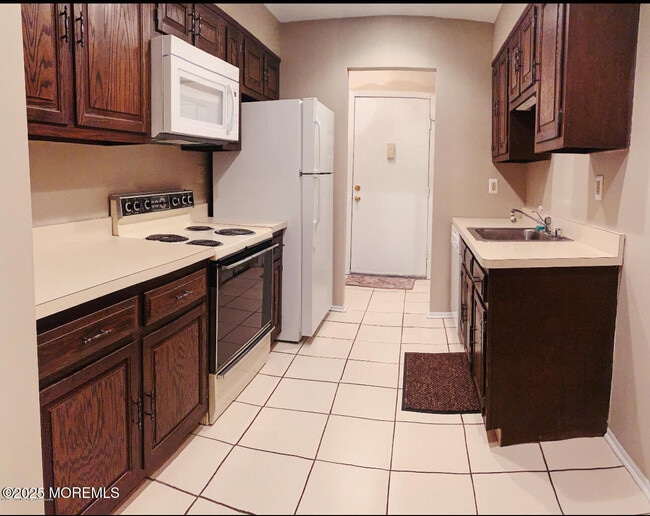 227 Medford Ct in Englishtown, NJ - Building Photo - Building Photo