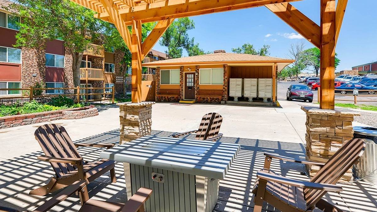 Pikes Place on San Miguel in Colorado Springs, CO - Foto de edificio