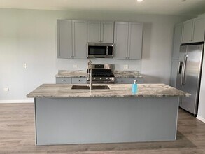 906 Gillespie Ln in Yorkville, IL - Building Photo - Building Photo