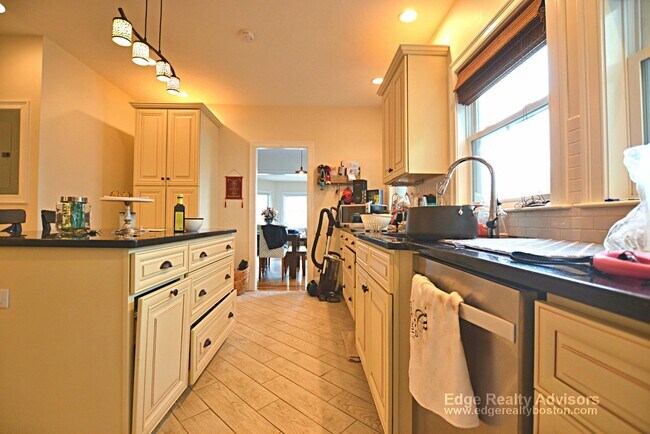 15 Rogers St in Newton, MA - Building Photo - Building Photo