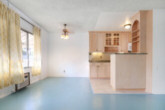 250 Linden Ave, Unit 208 in Long Beach, CA - Foto de edificio - Building Photo