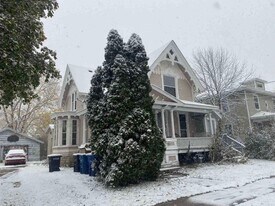 723-725 Frederick St in Oshkosh, WI - Building Photo