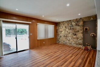 22148 Welby Way in Woodland Hills, CA - Building Photo - Building Photo
