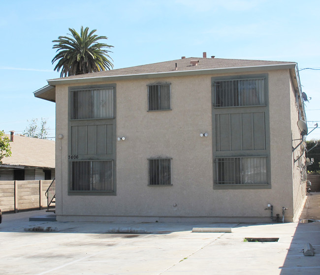 7604 S Figueroa St in Los Angeles, CA - Building Photo - Building Photo