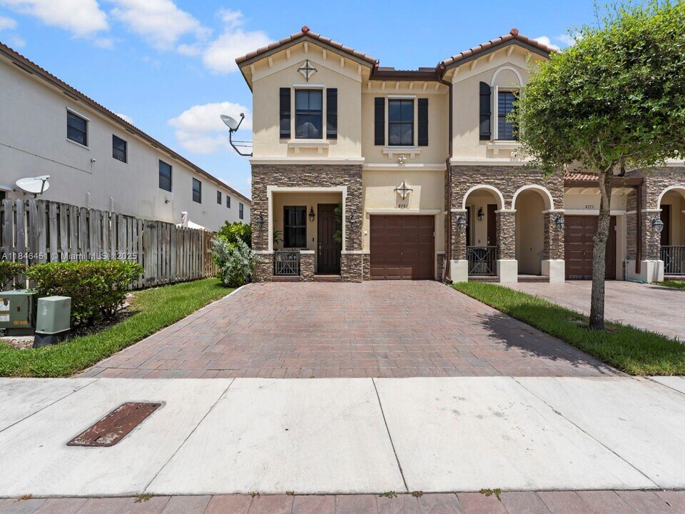 8781 NW 98th Ct in Doral, FL - Building Photo