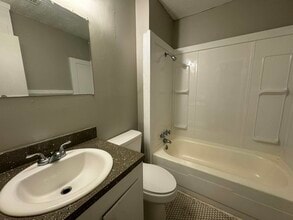 130 E Woodcrest Dr in Jackson, MS - Building Photo - Building Photo