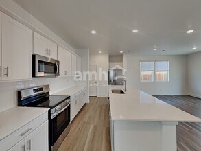 10064 Abilene St in Commerce City, CO - Foto de edificio - Building Photo