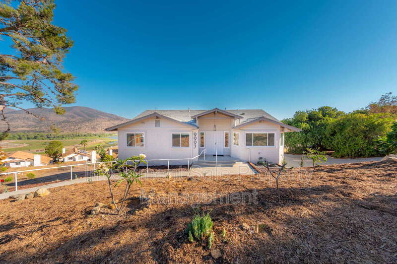 9997 Javelin Way in Spring Valley, CA - Building Photo
