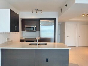 500 Brickell Ave, Unit 3400 in Miami, FL - Building Photo - Building Photo