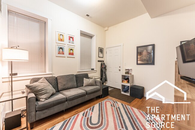 2146 W Chicago Ave, Unit 2r in Chicago, IL - Building Photo - Building Photo