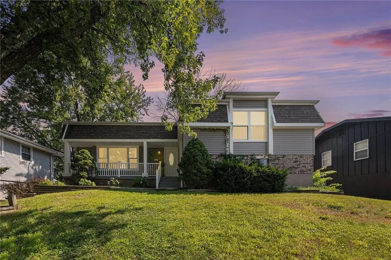 6901 E 140th Terrace in Grandview, MO - Building Photo