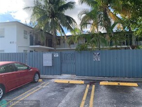 600 NE 46th Ct in Oakland Park, FL - Building Photo - Building Photo