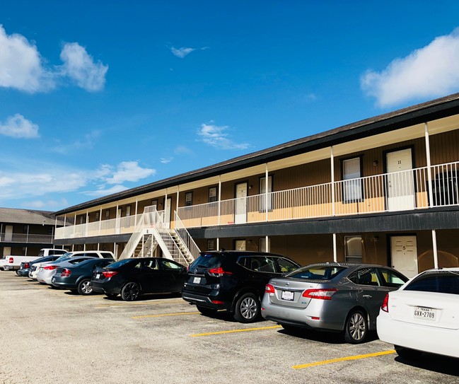 Valencia Apartments in Harlingen, TX - Foto de edificio - Building Photo