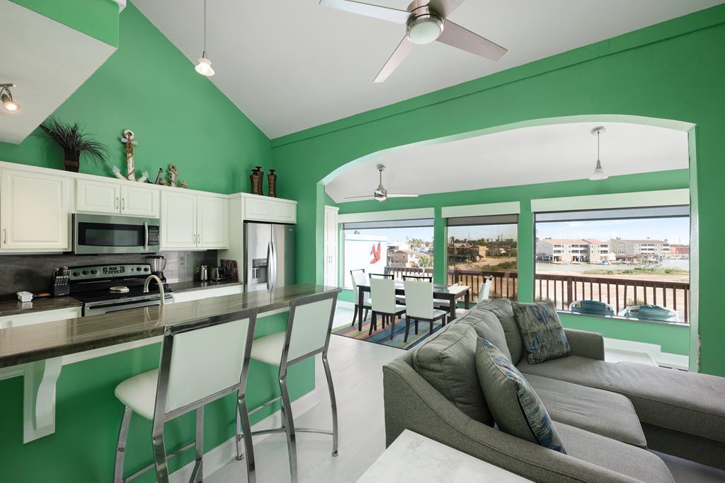1323 Harbor Island Dr in Port Isabel, TX - Foto de edificio