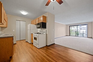 Oaks Braemar in Edina, MN - Building Photo