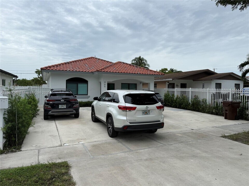 465 E 58th St in Hialeah, FL - Building Photo