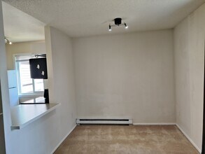 12429 NE 130th Ct, Unit G206 in Kirkland, WA - Foto de edificio - Building Photo