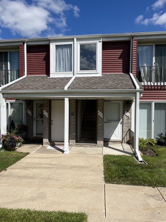 409 Sunset Ln, Unit 405 Sunset in St. Clair Shores, MI - Foto de edificio