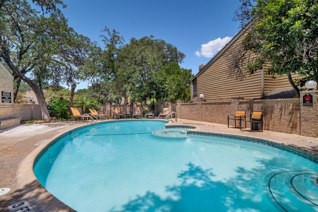 Canyon Oaks in San Antonio, TX - Building Photo