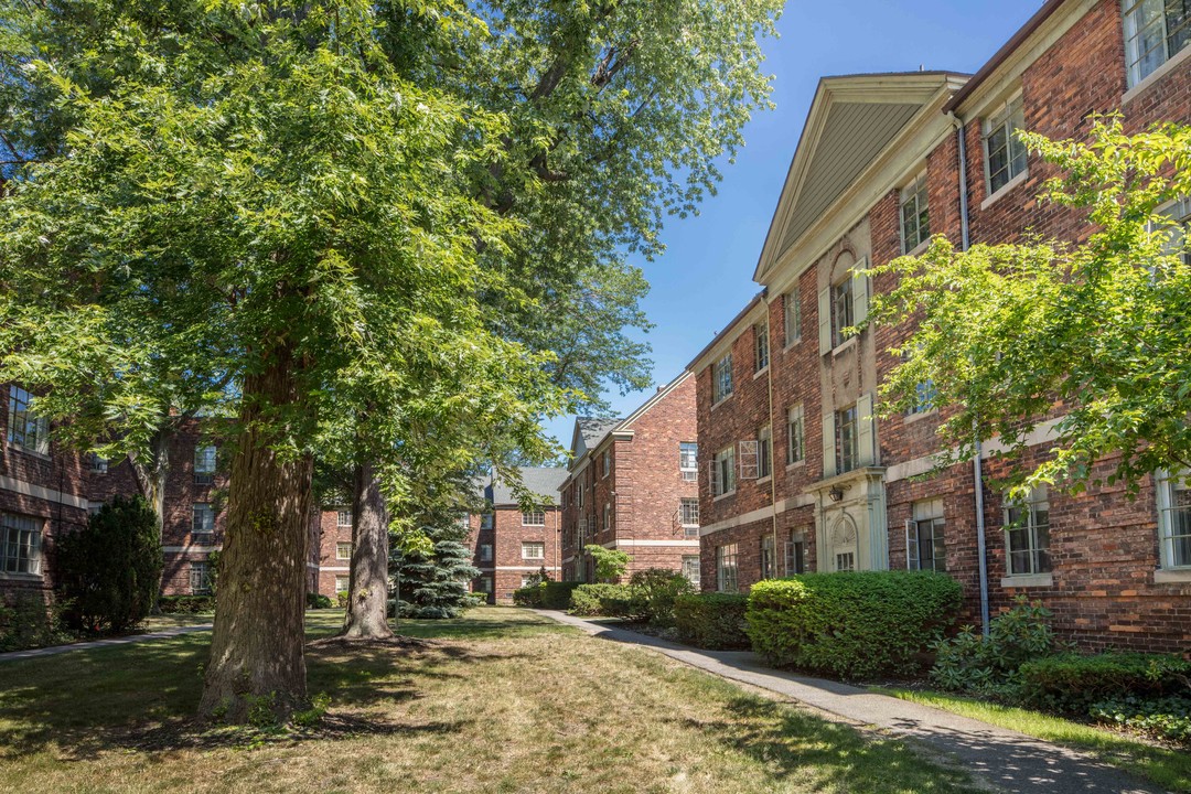 Canterbury Court Apartments in Buffalo, NY - Building Photo