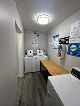 15050 Burbank Blvd in Van Nuys, CA - Foto de edificio - Building Photo