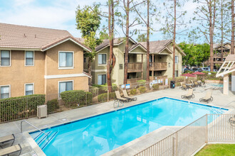 Rolling Ridge Apartments in Chino Hills, CA - Foto de edificio - Building Photo