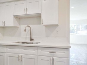 2177 W 25th St-Unit -11 in Los Angeles, CA - Building Photo - Building Photo