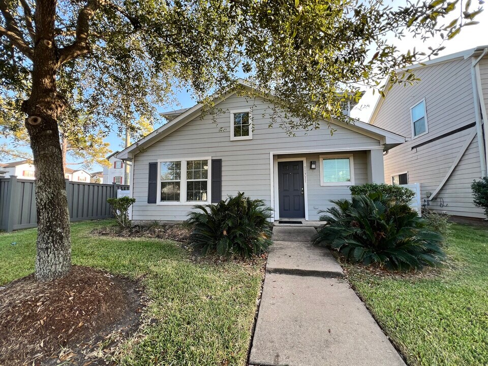 11711 Chanteloup Dr in Houston, TX - Building Photo