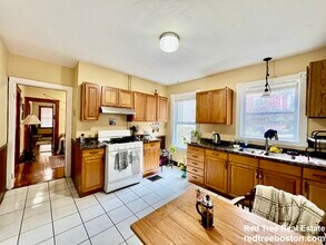 69 Woodlawn St, Unit 1 in Boston, MA - Foto de edificio - Building Photo